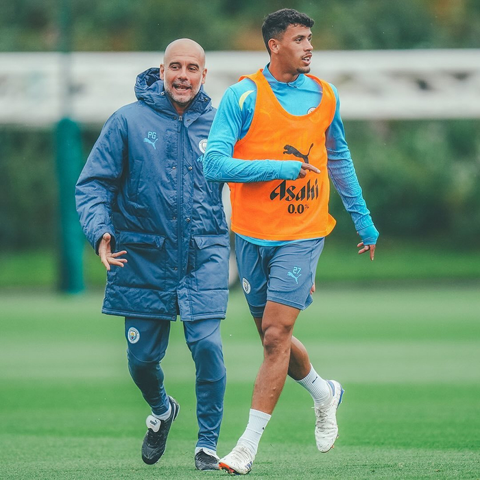 关于集结日体能课后；曼城官宣签约备战欧冠；引发热议；团队化学反应显著的信息